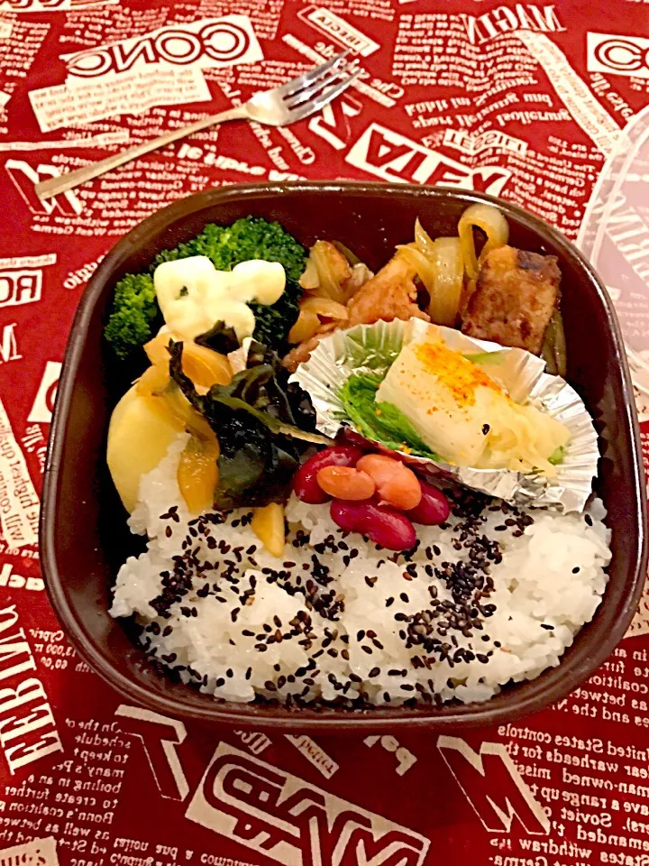 パパお弁当🍱  玉ねぎと豚ロース肉炒め  蒸しブロッコリー  若芽と玉ねぎ酢の物  赤インゲンとうずら豆の甘煮  白菜とカブの漬物  林檎|ch＊K*∀o(^^*)♪さん