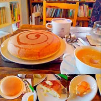 Snapdishの料理写真:大きな大きなパンケーキ☆ぐりとぐら風味？