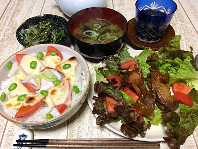 今日の男飯(＞人＜;)晩ご飯バージョン♬
とろ〜りたまごチーズごはん♬かくしは、煮物の汁and鳥もも肉の照り焼き煮withサニーレタスandトマトの脇芽とレタスとわかめの味噌汁andトマトの脇芽のナムル風♬|ひーちゃんさん