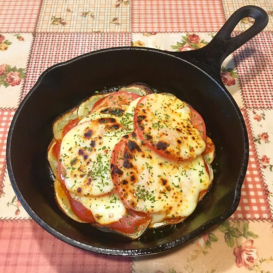 ロッジのスキレットdeポテトのトマトピザ🍳|＊ゆみしぼり＊さん