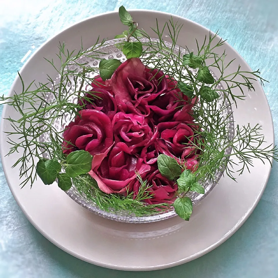 izoomの料理 バラのアミューズ 紫キャベツのピクルス 🌹 【Amuse bouche of roses made of red cabbage pickles】|izoomさん