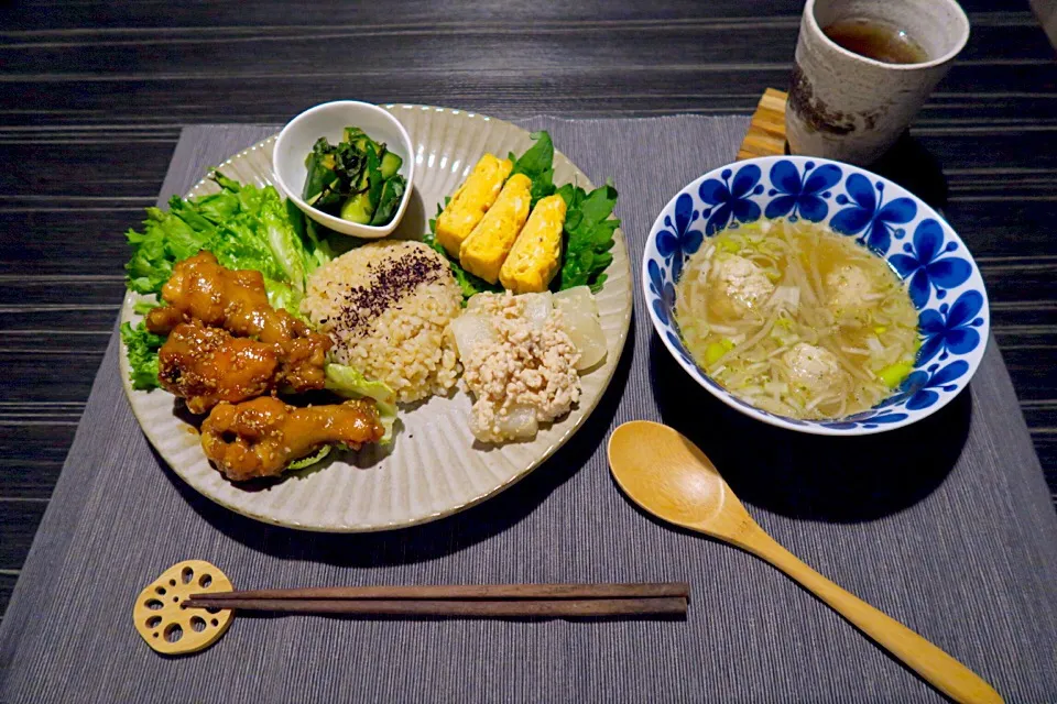 今夜のおうちごはん。玄米、手羽元甘辛煮、味噌大根鳥そぼろ、出し巻き卵、胡瓜塩昆布漬け、鶏団子スープです。|かれんさん