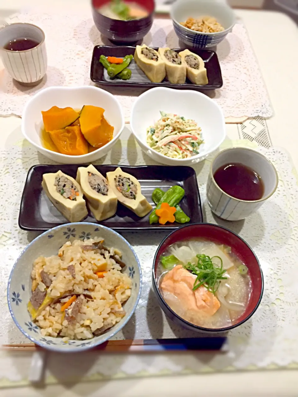 今日の夕ご飯🍴炊き込みご飯＊高野豆腐の肉詰め＊かぼちゃの煮物＊切り干し大根サラダ＊鮭の具だくさん味噌汁|ごまたまごさん