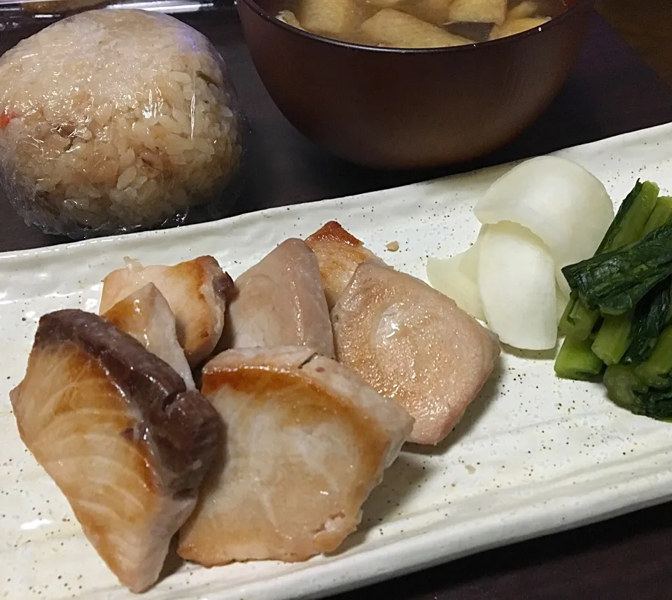 晩ごはん  鰤のいしり焼き 大根漬 野沢菜漬 きのこ汁 炊き込みごはん
能登などは よく知らねども いしり焼き|ぽんたさん