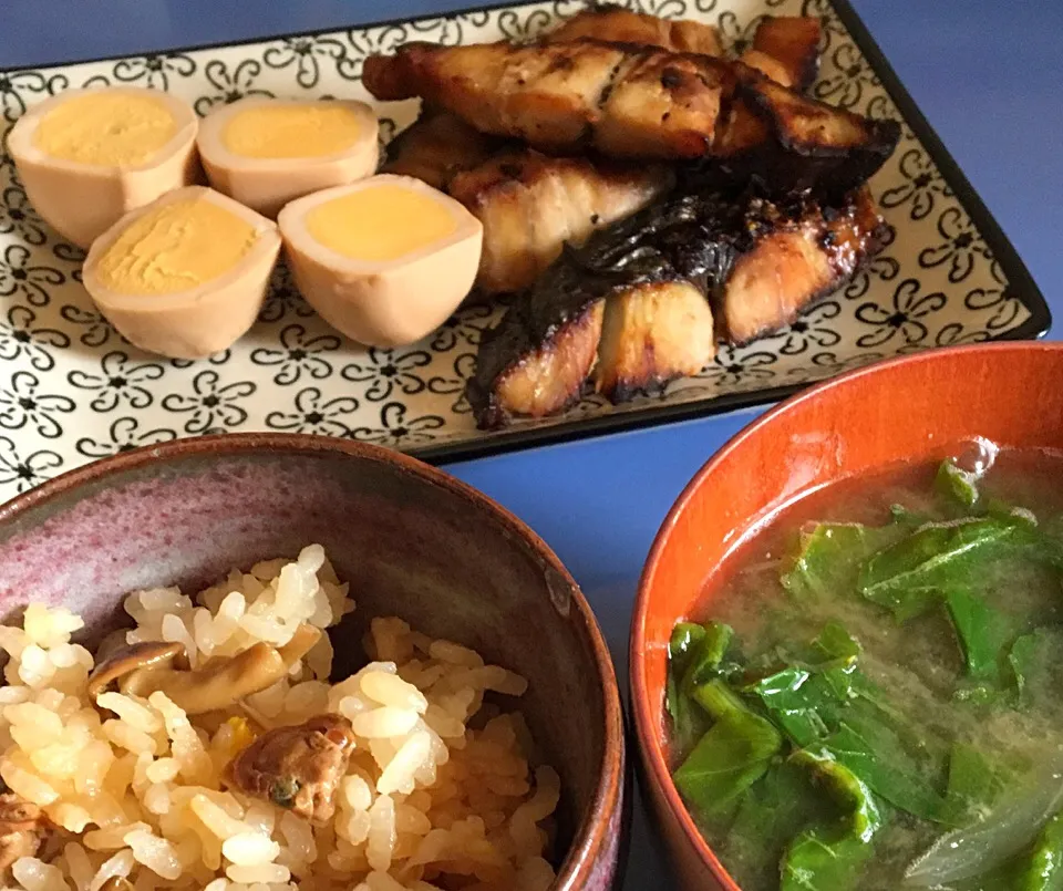 晩ごはん 鰆の漬け焼き 味玉信州味噌味 きのこと蜆の炊き込みごはん きのこと大根葉の味噌汁
初雪や 春の名前の 焼き魚|ぽんたさん