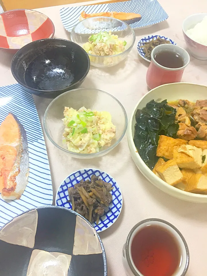 厚揚げ・鶏肉・わかめの煮物

和風ポテトサラダ

牛肉とごぼうの時雨煮 

塩鮭|ひまわりさん