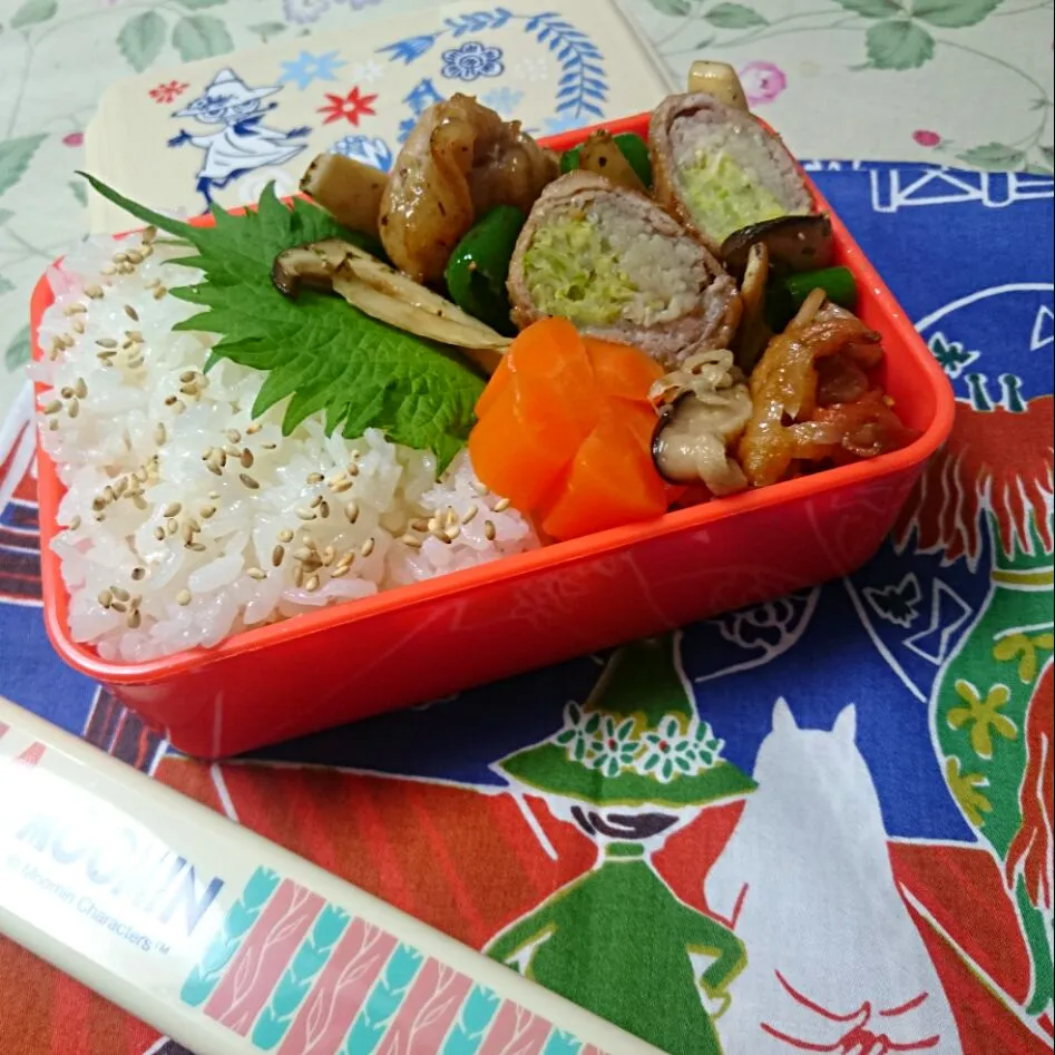 Snapdishの料理写真:お弁当(12/12)
ごまごはん、豚肉の野菜巻き、切り干し大根の煮物、ピーマンとエリンギのハーブ焼き、人参、大葉|さっちんさん