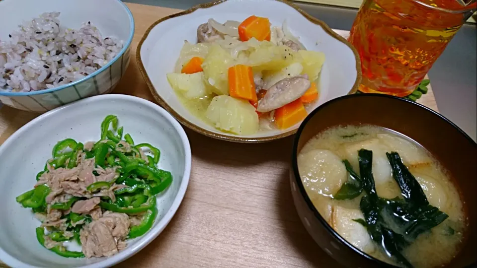 塩鶏じゃが、無限ピーマン、味噌汁|おむすびさん