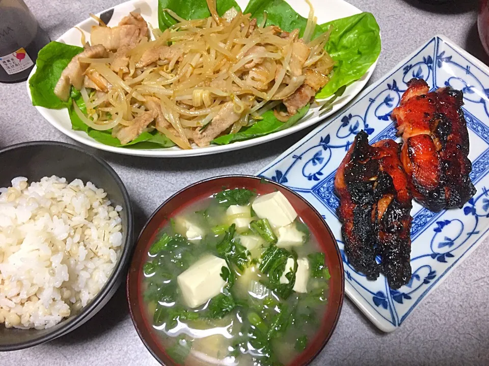 Snapdishの料理写真:もち麦飯、魚、豚もやしニンニク炒めチンゲンサイのせ、春菊豆腐ネギ味噌汁|ms903さん