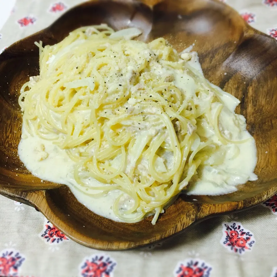 Snapdishの料理写真:牛乳、とろけるチーズ、卵で作るツナのクリームパスタ^ ^ 一瞬で作れて美味しい〜〜|禄 恵さん