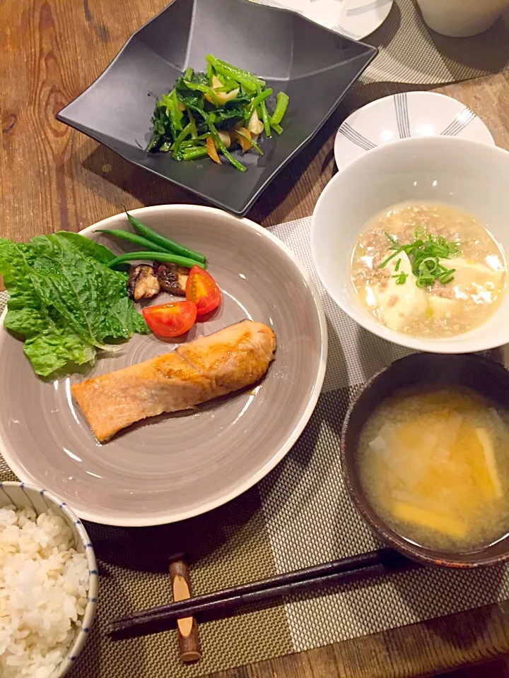 今日の晩御飯🍚
(もう冬だけど 笑)秋鮭の和風ムニエル🐟お豆腐のそぼろ餡💛小松菜のガーリック炒め🌿大根と油揚げのお味噌汁✨|まみりんごさん