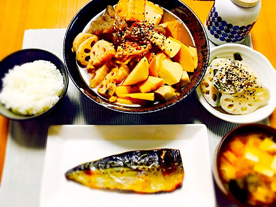 ♡今夜は塩さば定食♡ 
塩さば焼・根菜と厚揚げの煮物・蓮根なます・お豆腐の味噌汁|みずほさん