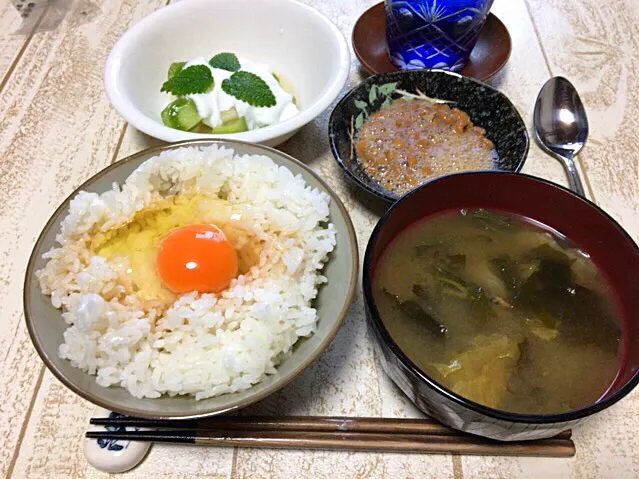 Snapdishの料理写真:今日の男飯(＞人＜;)朝ごはんバージョン♬海藻ミネラル美味たまごかけごはんand納豆and味噌汁andピクルスヨーグルト♬|ひーちゃんさん