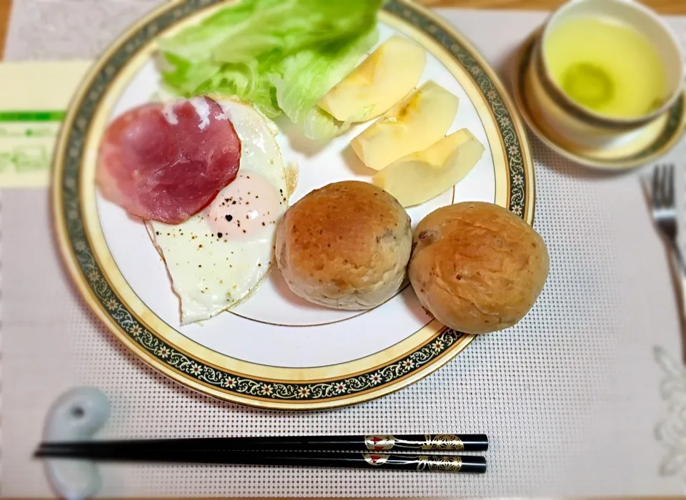 朝食。毎朝ほぼ同じメニューです。
特徴はコーヒーでなく、緑茶（笑）
コーヒーはこのあとゆっくり味わいます😋|kshio22さん