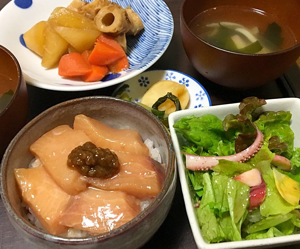 晩ごはん 鰤の漬け丼 煮イカのサラダ 大根とちくわの煮物 きのことワカメの吸い物
出世魚 賄い飯は 鰤の漬け|ぽんたさん