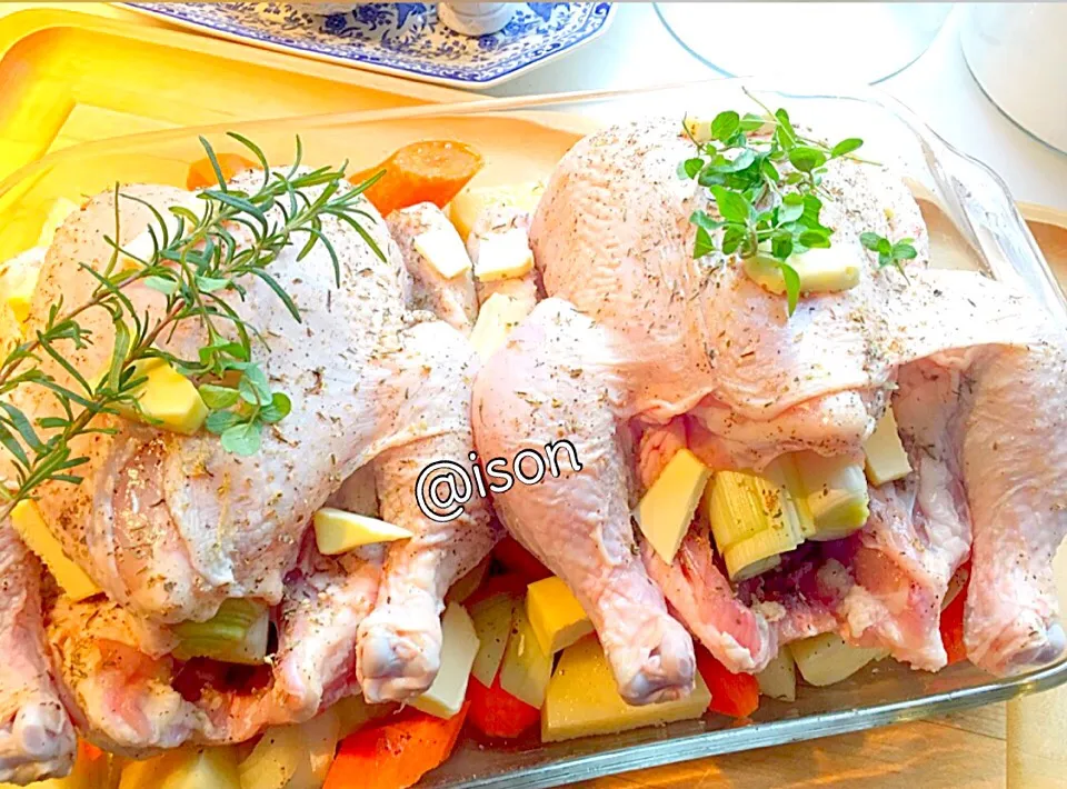 Ready to bake ♨️Herb butter chicken stuffed with leeks & maui onions, russet potatoes & carrots😘delish|🌺IAnneさん