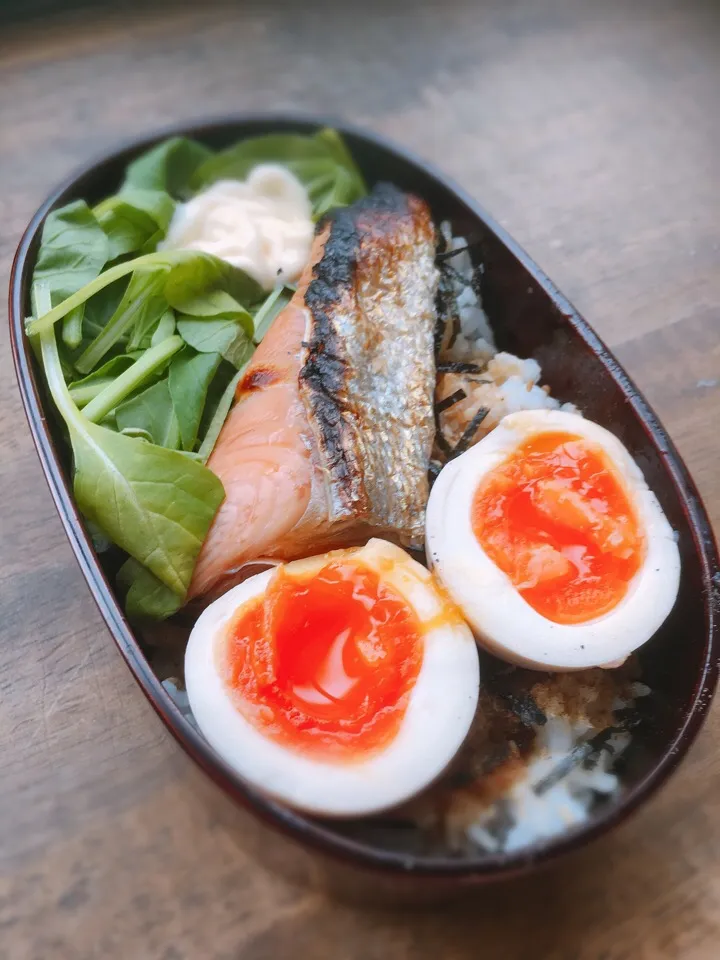 今日のお弁当
・朝寝坊の為、手抜です
・焼き塩ジャケ 
・味玉
・ベビーリーフサラダ|akiさん