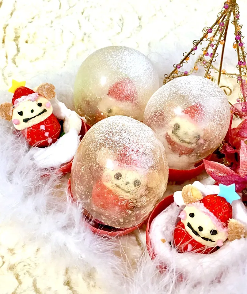 ストロベリー🍓チョコのお皿に
               苺の🐻サンタ
Strawberry Santa in the gelatin bubble|富士子🍒🐰🍓さん