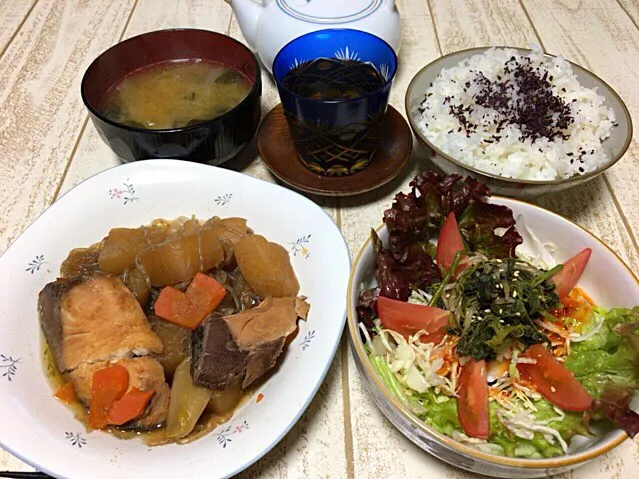 今日の男飯(＞人＜;)晩ご飯バージョン♬
冬の間の煮物andサラダwithトマトの脇芽ナムル風andレタスとわかめとタマネギの味噌汁andしそごはん♬|ひーちゃんさん