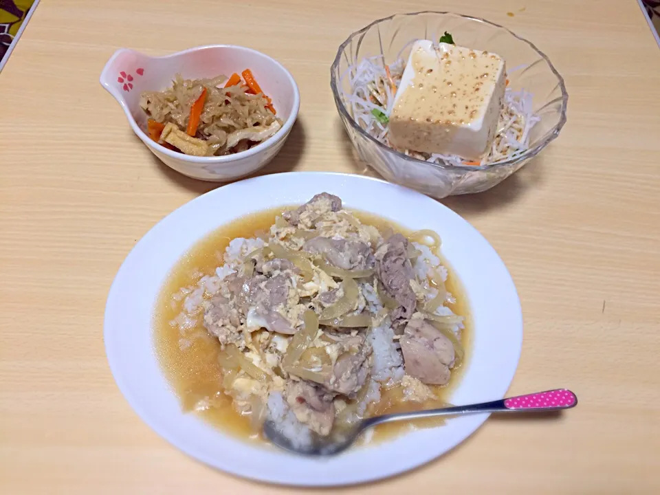 Snapdishの料理写真:親子丼 切り干し大根 豆腐サラダ|はるかさん