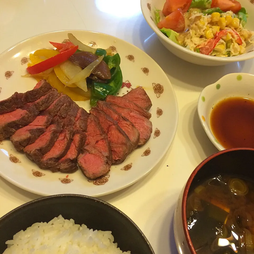 ❁ローストビーフ
❀焼き野菜
✿サラダ
✾赤だし

2016/12/13|ちび太さん