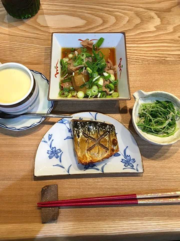 Snapdishの料理写真:今夜のん♪

鯖の塩焼き
大根と豚バラの煮物
水菜のからしあえ
蟹の茶碗蒸し|Momo Hanaさん