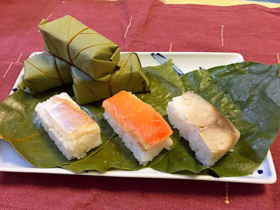 今日、奈良県の方から郷土料理の 柿の葉寿司を頂きました。 美味しくいただきます。|ronnishikawaさん