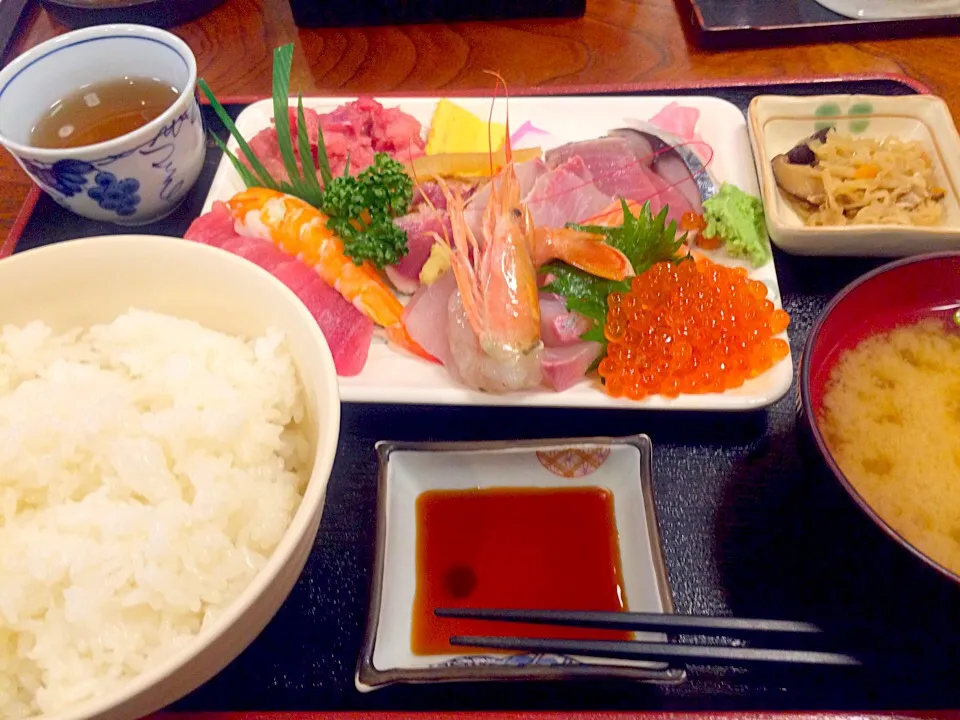 Snapdishの料理写真:今日のランチ
東京入谷 割烹さいとうの海鮮丼、酢飯大盛り、別盛りで|ヒロさん