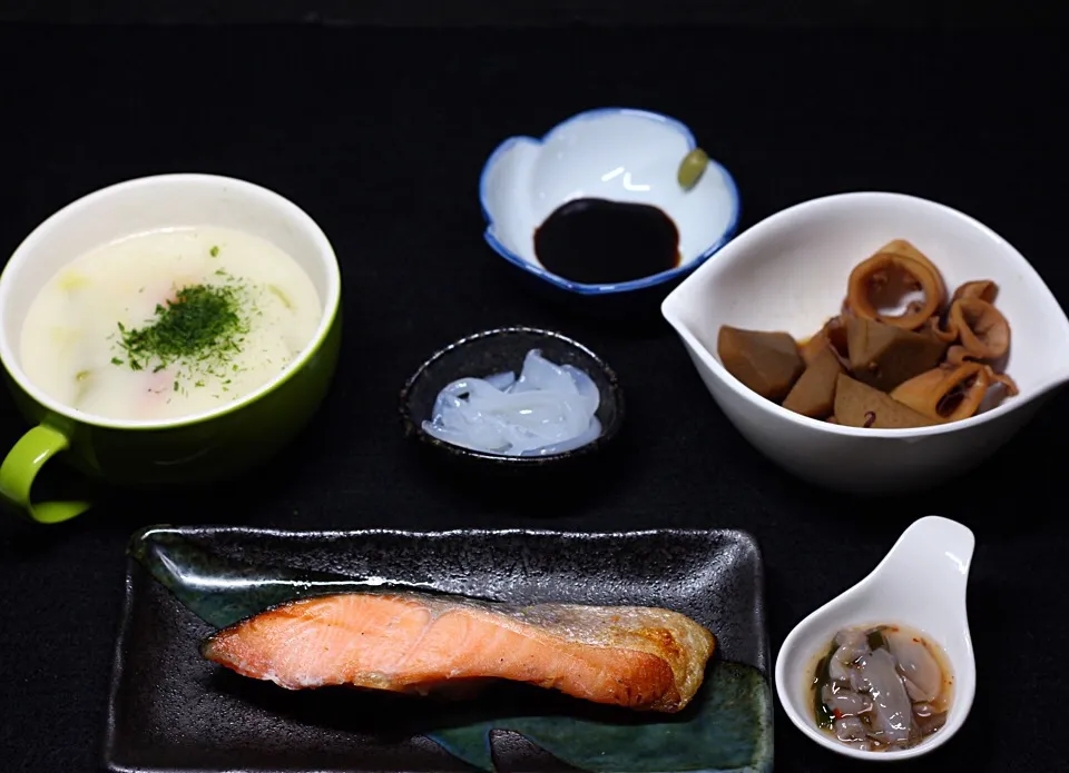 焼鮭  里芋とイカ🦑の煮物  タコワサ  昨夜のシチュー  紋甲イカの刺身
また忘れた、カイワレのハム巻き😨|Hiroshi  Kimuraさん