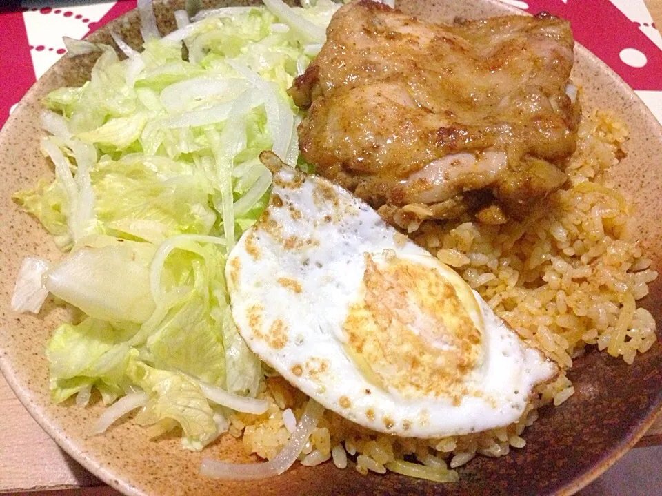 Pan fried spiced chicken on top of seasoned rice, lettuce and a fried egg|Emmaさん