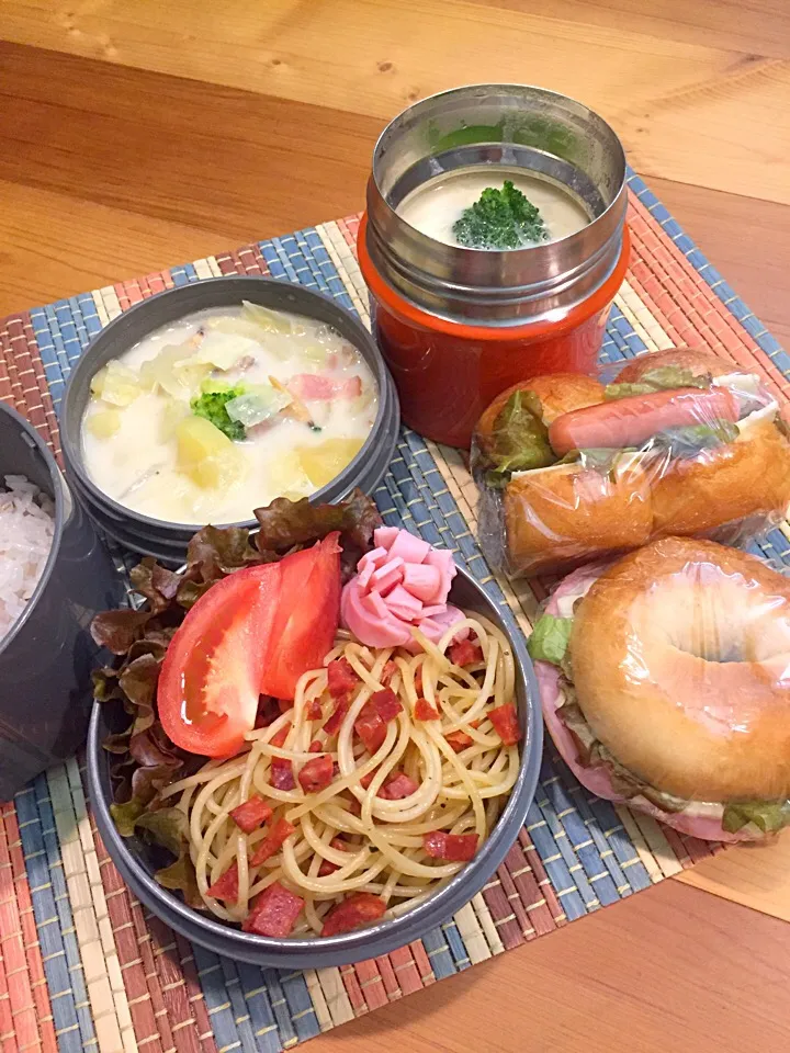 ふたり弁当

ごはん
サラミと大葉のパスタ
サニーレタス
トマト
ハム
クラムチャウダー

ベーグルサンド
ミニバタートップサンド

#ベーグルサンド #お弁当 #お弁当の記録 #お弁当フォト #パン #クラムチャウダー#パスタ|ひななぎさん