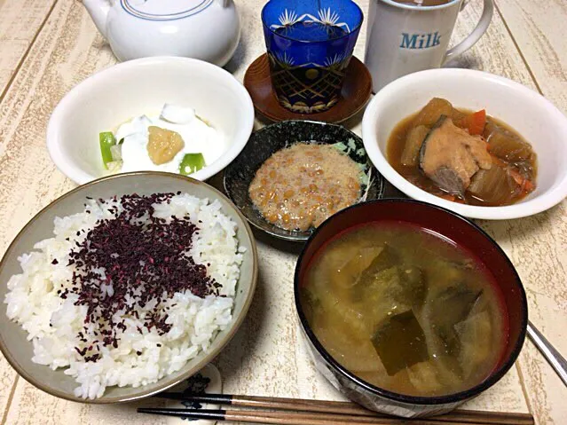 今日の男飯(＞人＜;)朝ごはんバージョン♬
煮物and味噌汁and納豆andしそごはんandピクルスヨーグルト♬|ひーちゃんさん