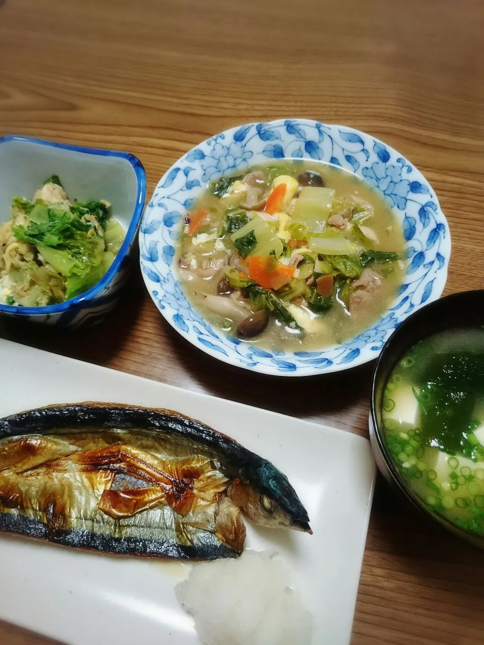 Snapdishの料理写真:・秋刀魚の干物
・和風八宝菜
・サニーレタスと卵の炒めもの
・豆腐とワカメの味噌汁|ようかんさん