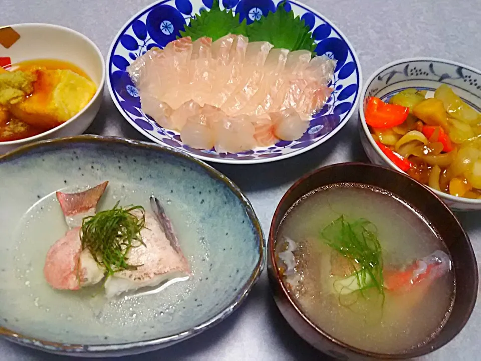 やっぱり釣ったキジハタやヒラメを使った晩ご飯。
それに 揚げ出し豆腐や酢豚もあるよ。
ねぇ、ヒラメのエンガワはどこに行ったの？
#ヒラメ#キジハタ#酢豚#揚げ出し豆腐|Orie Uekiさん