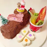 Snapdishの料理写真:ブッシュドノエルとレアチーズケーキ♡フツーツを添えて♡|レモン55さん