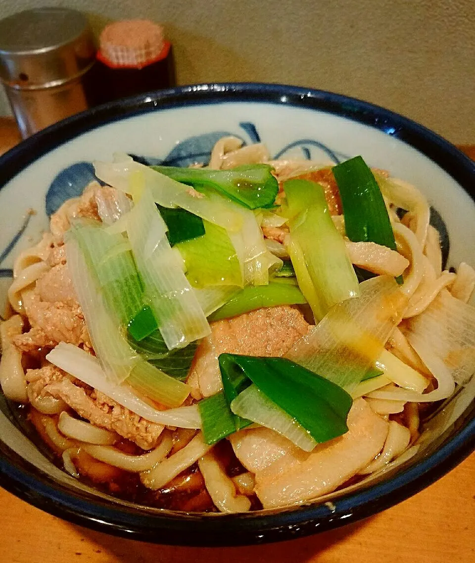 浅草にある角萬の「ひやにく」
太めで張りがある蕎麦に絡む肉と汁が半端なく美味しい٩(●˙▽˙●)۶|Kashimanakitchenさん