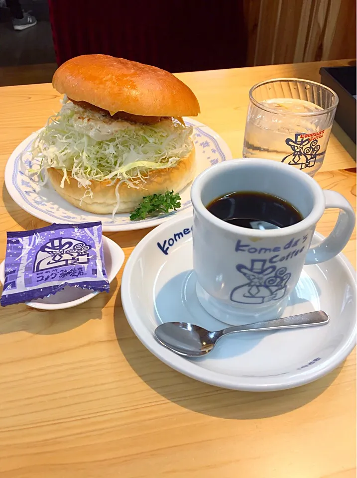 今宵は全然肴をつままないお客さんとの黒ミサなので、ちょいと栄養補給🍔相変わらずコメダのバーガーは巨大ですわ🤔|にゃあ（芸名）さん