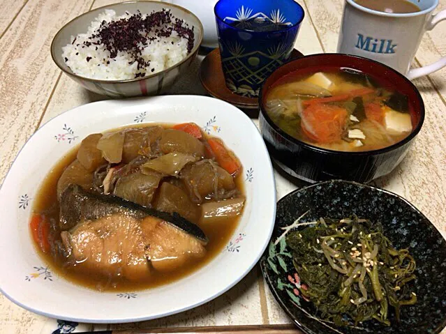 今日の男飯(＞人＜;)晩ご飯バージョン♬
ブリと大根の煮物andトマトの脇芽のナムル風andトマトと豆腐とレタスと大根とわかめの味噌汁andしそごはん♬|ひーちゃんさん