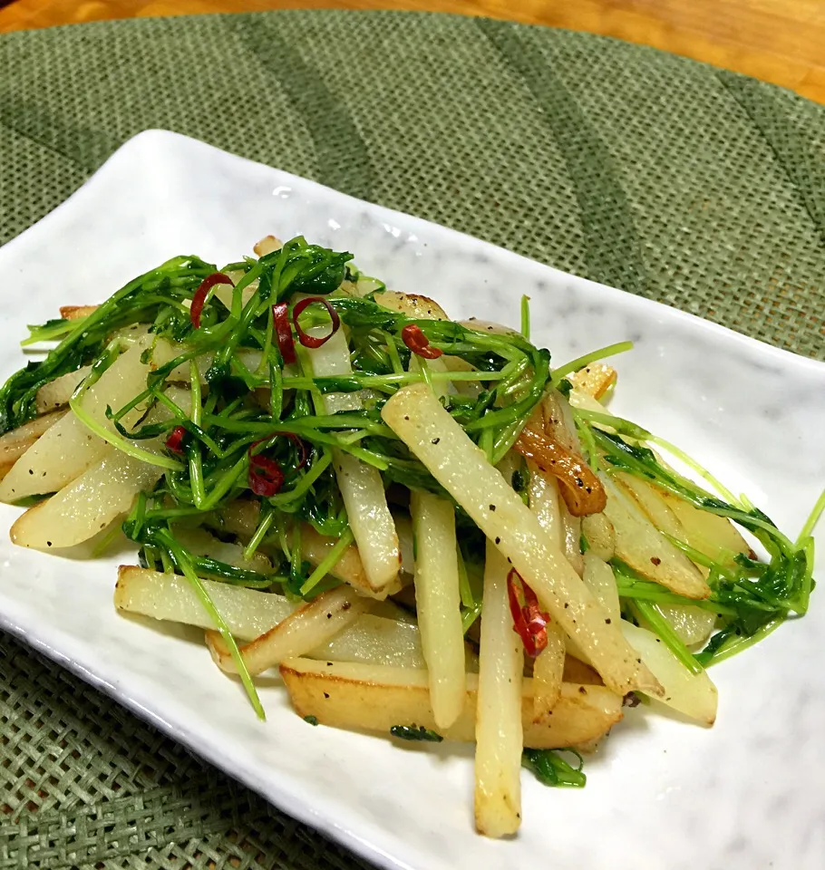 再収穫🌱豆苗とじゃがいものバター炒め😊|keikoさん