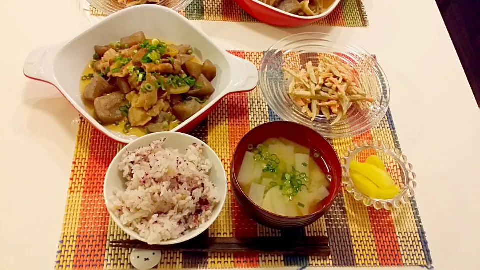 今日の夕食　豚バラとこんにゃくの煮物、ごぼうサラダ、雑穀米、大根とわかめの味噌汁|pinknari🐰🌈さん