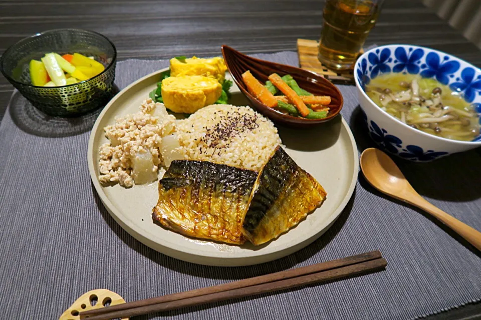 今夜のおうちごはん。玄米、塩鯖焼き、インゲンと人参の胡麻和え、セロリとパプリカマリネ、味噌大根煮、出し巻き玉子、白菜スープです|かれんさん