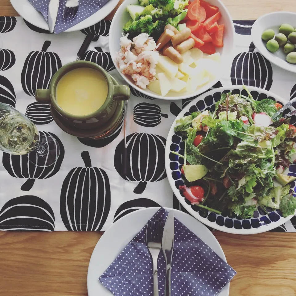 Snapdishの料理写真:Today's lunch チーズフォンデュとパクチー入りサラダ|mituさん