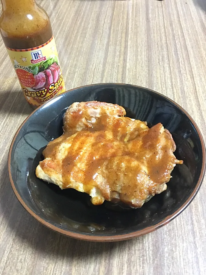 チキンステーキにユウキ食品さんのグレイビーソース。|たびもかさん