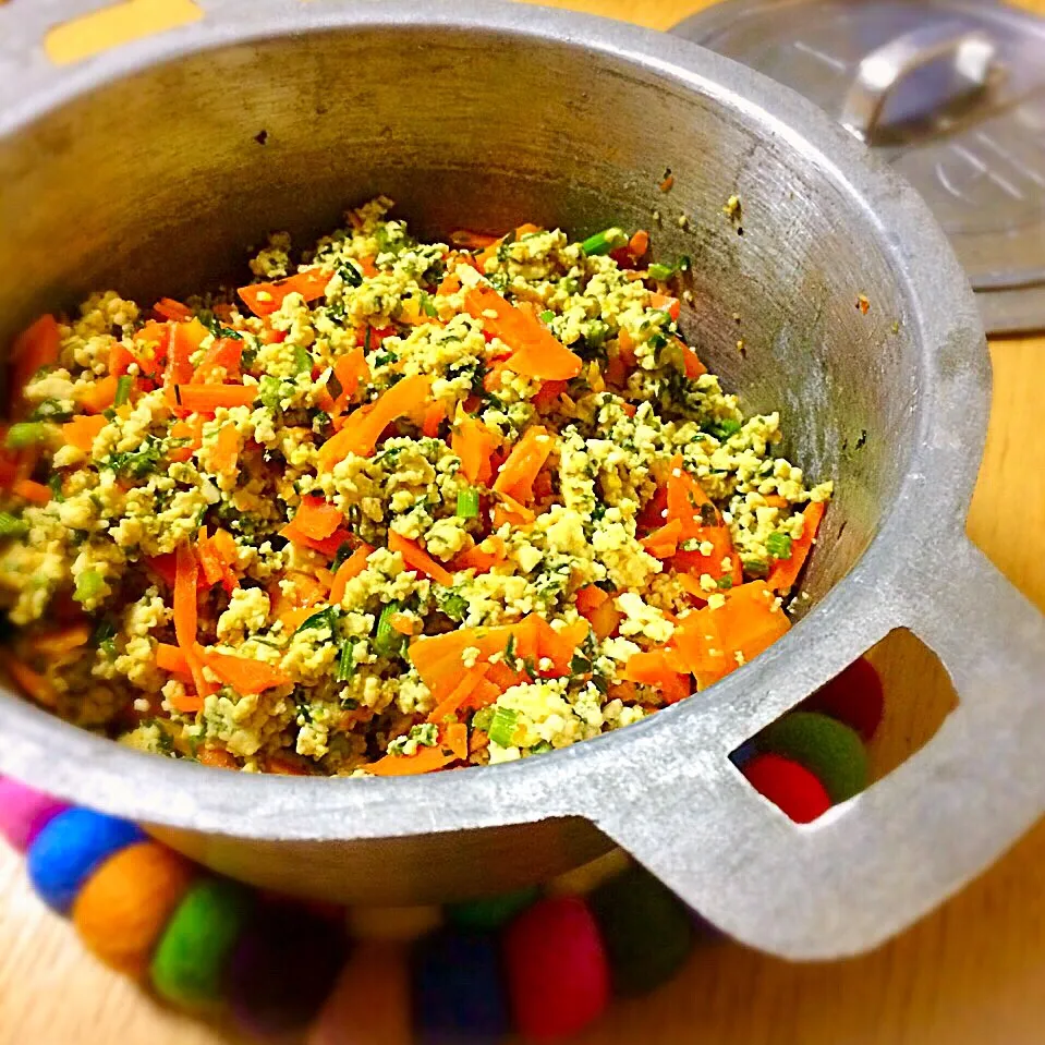 葉っぱ付き人参の炒り豆腐／Roasted Carrot with Leaves, Tofu, egg🌿|angiee♡さん