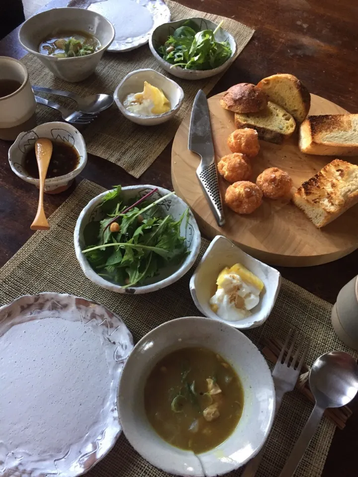 胡麻入りしょうが食パンと
クロワッサン一つ500円の有名なパン屋さんのシュープチパンとかぼちゃとナッツパンで
朝ごはん☕️☕️☕️
🍲ジンジャーカレーチキンスープ
🍍フルーツヨーグルト
前の日、ちと飲みすぎて💨💨💨
玄米で出来たブラックジンガーのお茶は、胃腸に優しいーー👍|麦チョコさん