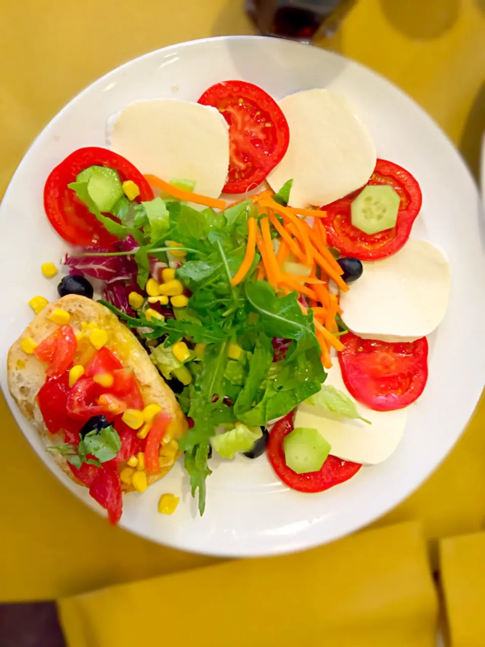 Fresh Caprese salad (across the street from Vatican City in Rome, Italy)|Karenさん