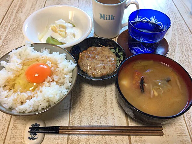 今日の男飯(＞人＜;)朝ごはんバージョン♬
たまごかけごはんand味噌汁and納豆andピクルスヨーグルト♬|ひーちゃんさん