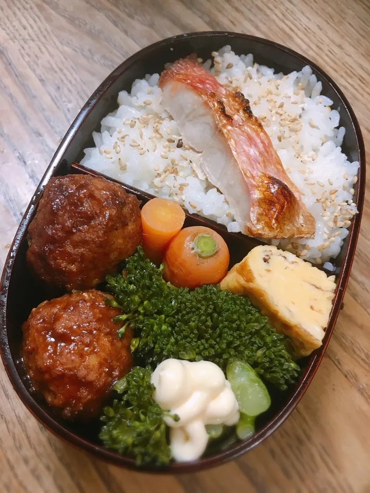 今日のお弁当
・金目鯛焼
・揚げ肉団子
・蒸し野菜
・甘いだし巻き卵|akiさん