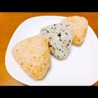 Snapdishの料理写真:鮭ゴマおにぎり 鮭わかめおにぎり🐟
2016.12.15|yuchanさん