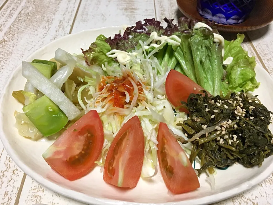 Snapdishの料理写真:野菜プレート♬
ピクルスandサラダandトマトの脇芽のナムル風♬|ひーちゃんさん